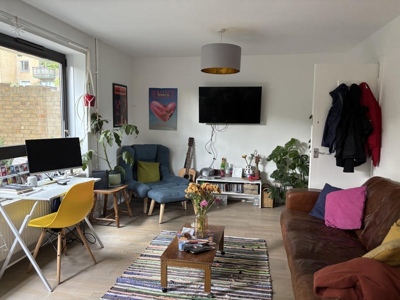 Room Queen's Drive in Greater London