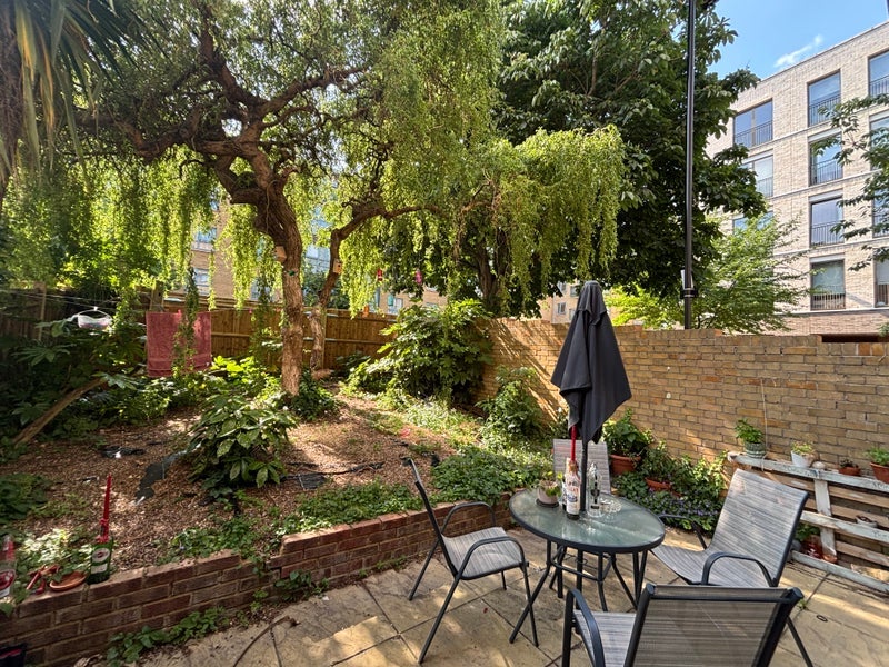 Room Queen's Drive in Greater London