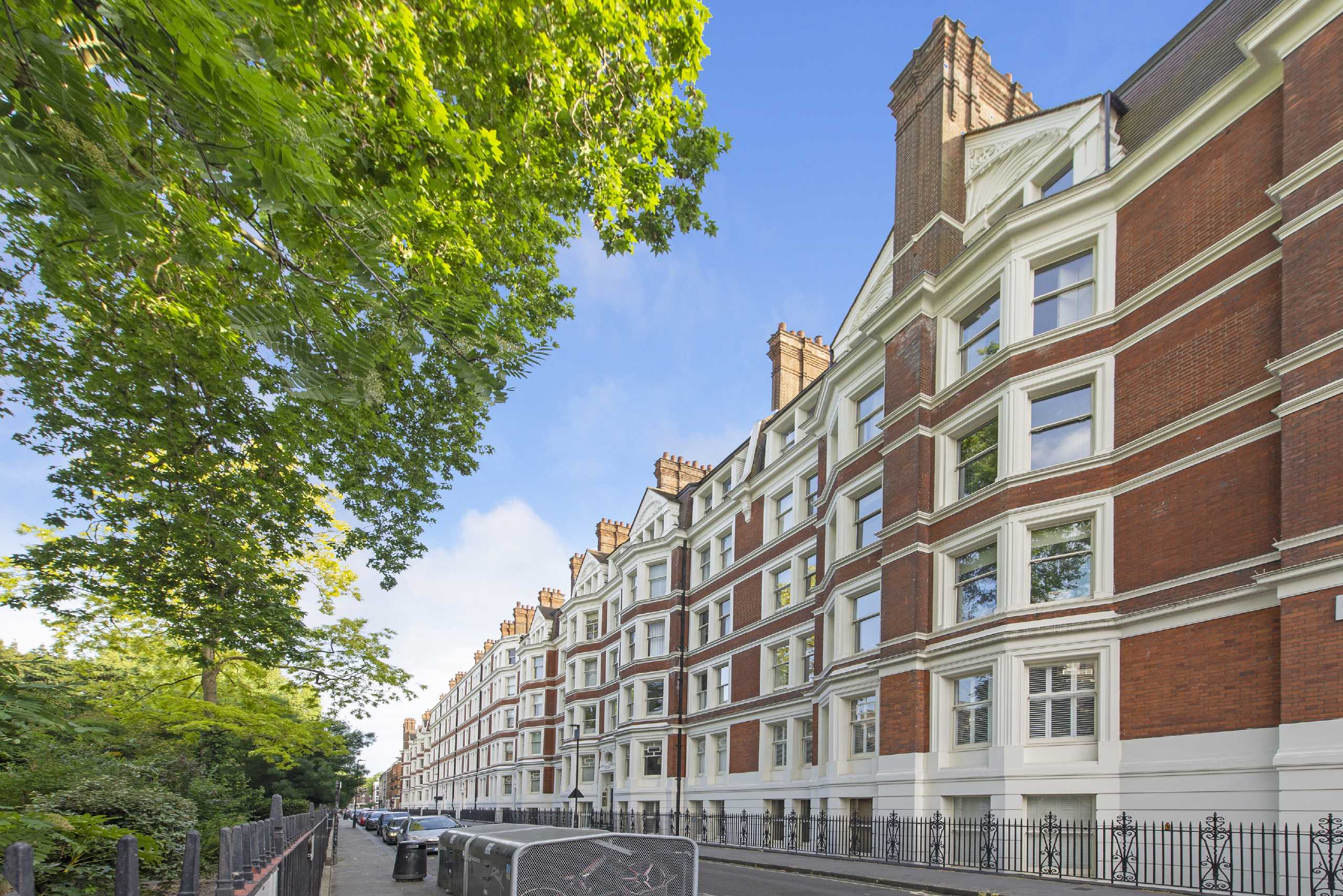 Flat Ridgmount Gardens in Greater London
