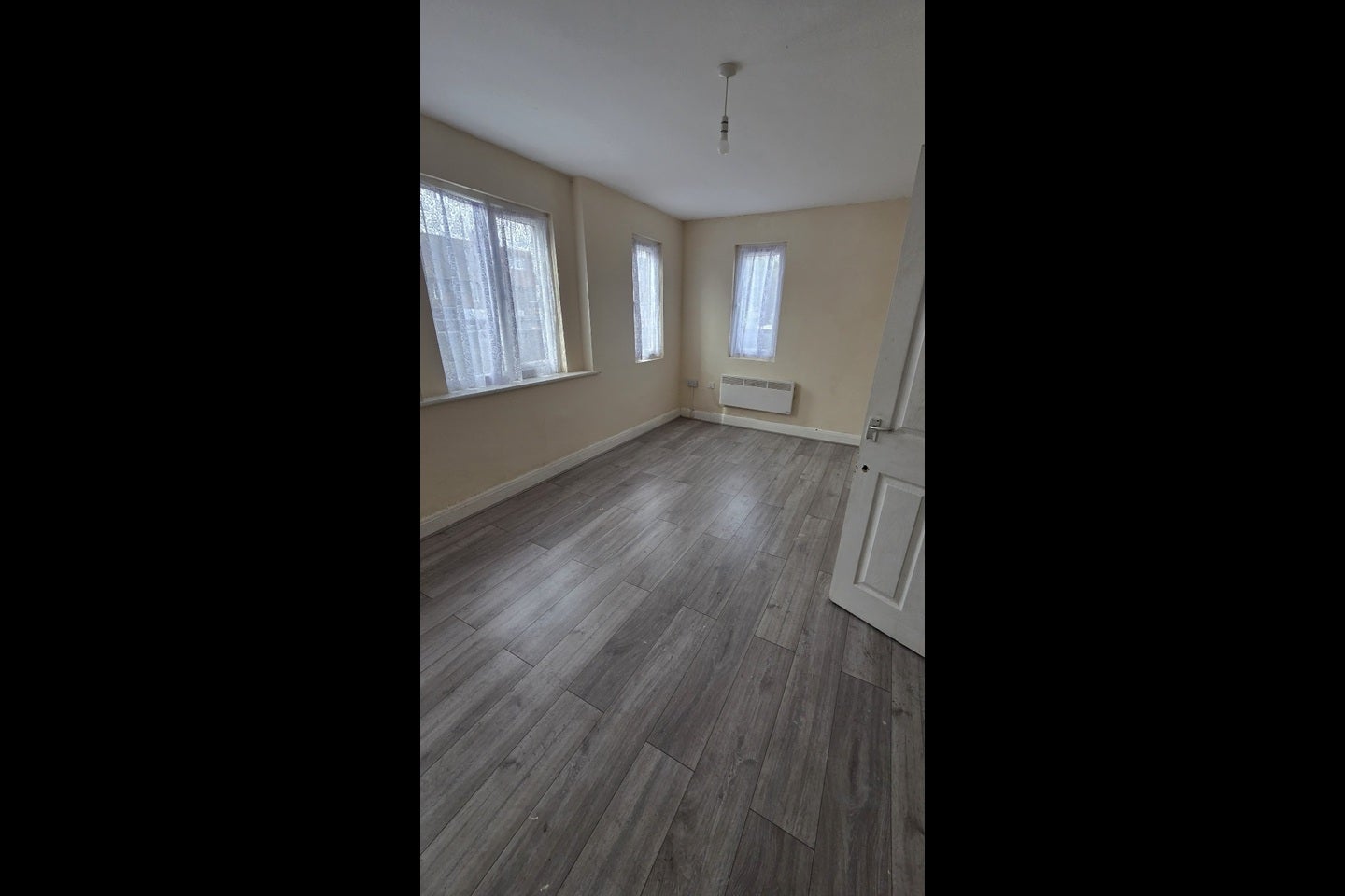 Flat Roxeth Grove in Greater London