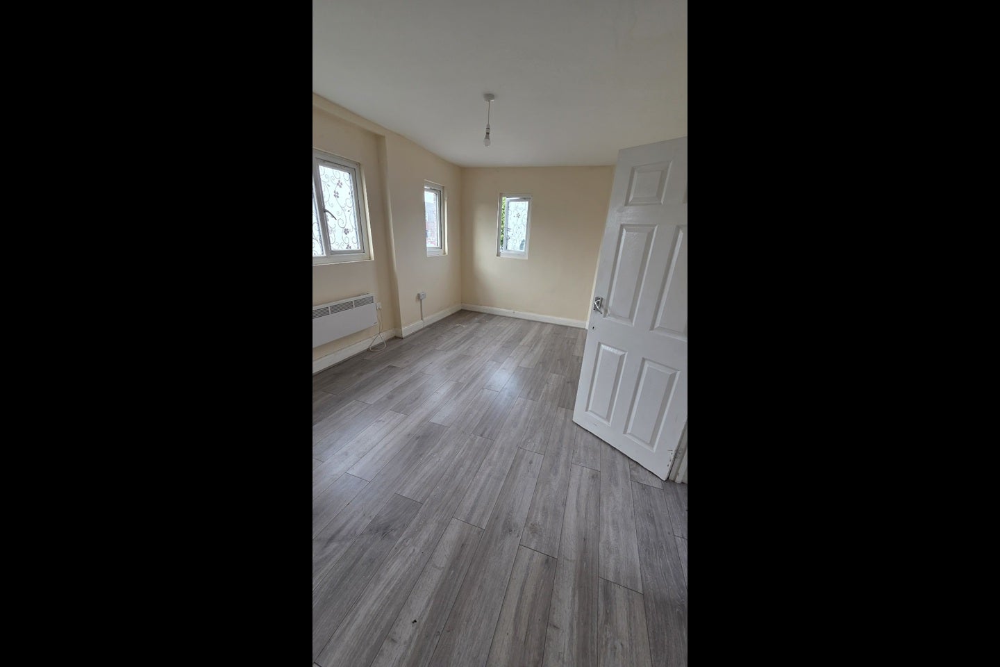 Flat Roxeth Grove in Greater London