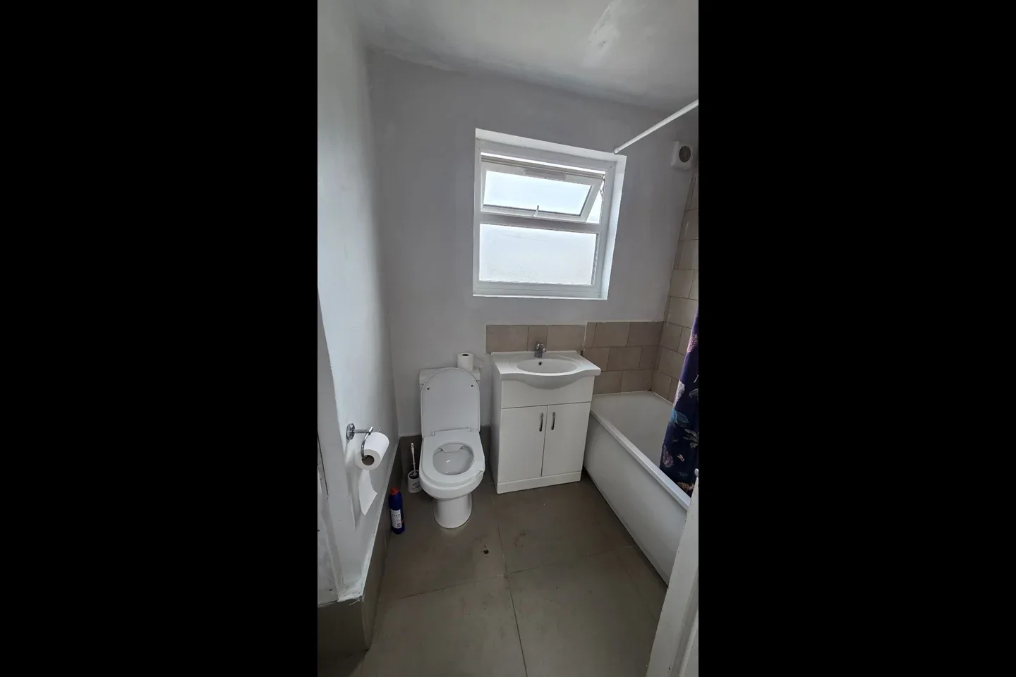 Flat Roxeth Grove in Greater London