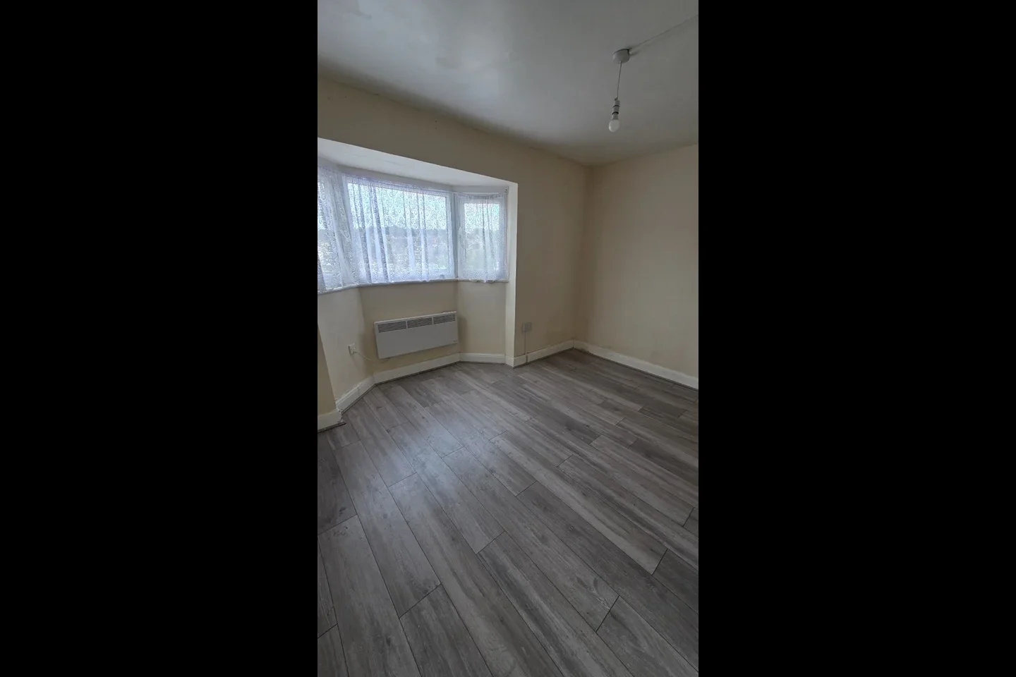 Flat Roxeth Grove in Greater London