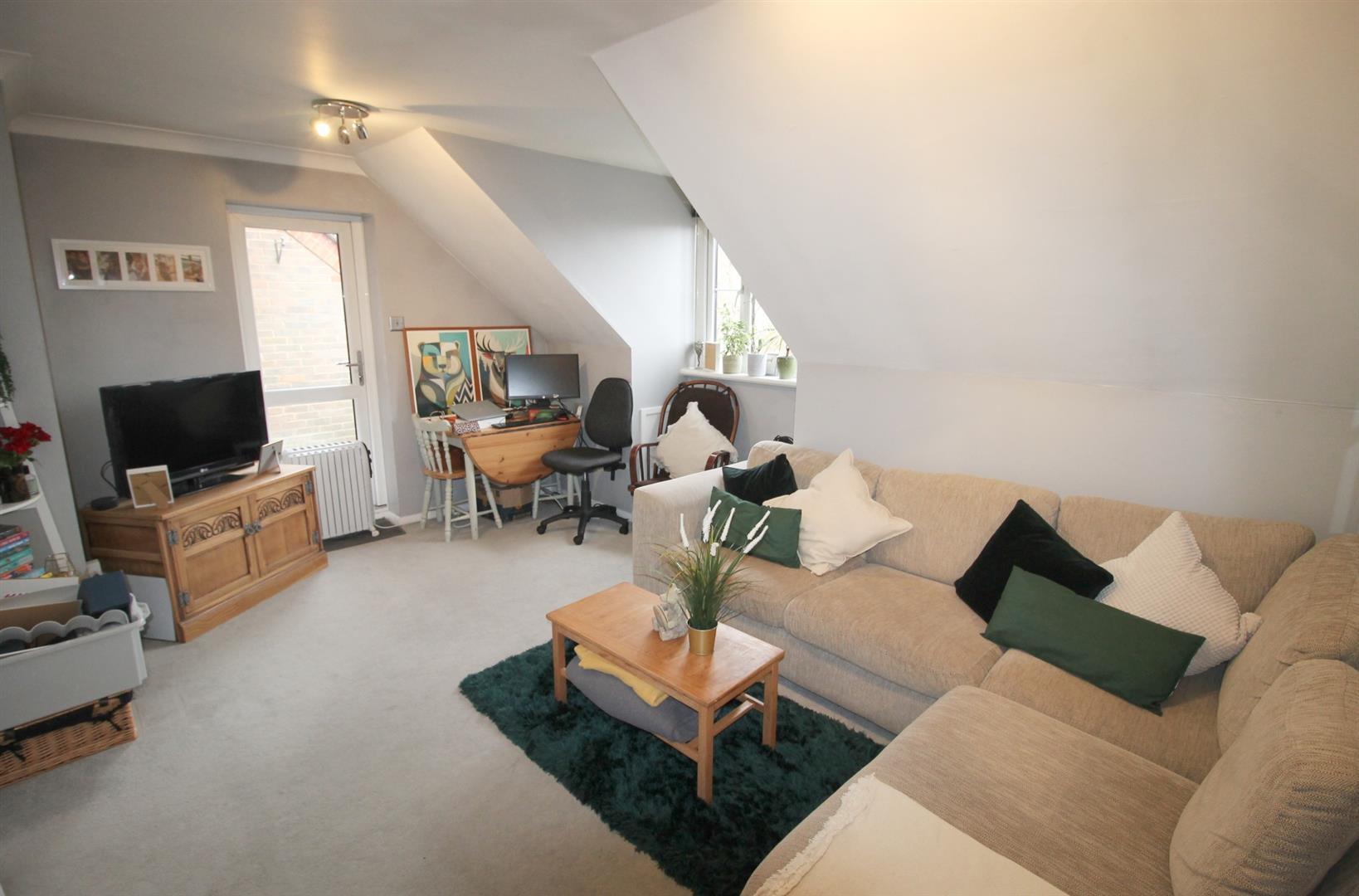Flat Kingsmead Road in Loudwater