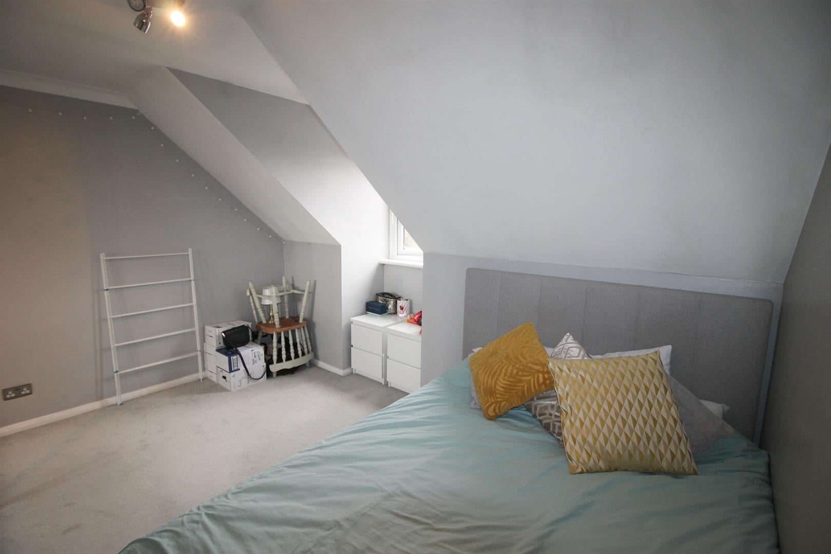 Flat Kingsmead Road in Loudwater