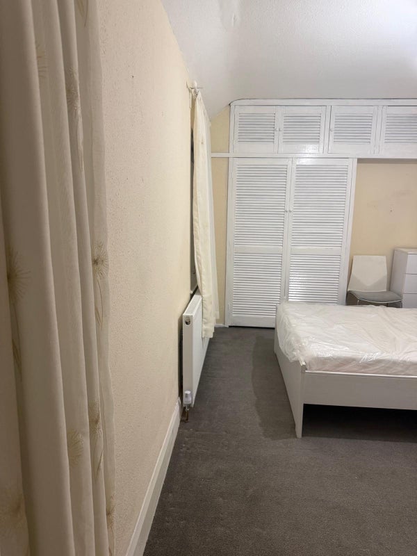Room Riverside Road in Greater London