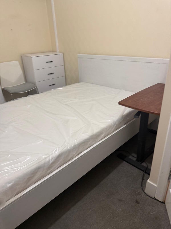 Room Riverside Road in Greater London