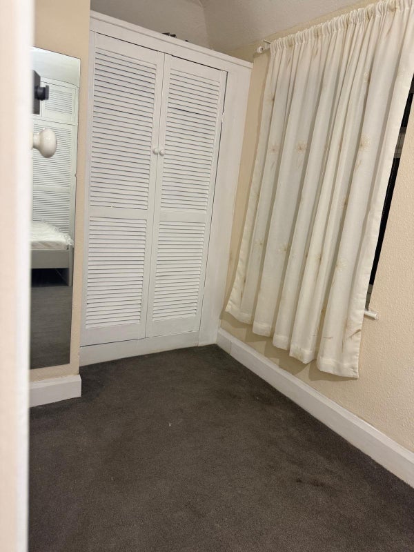 Room Riverside Road in Greater London