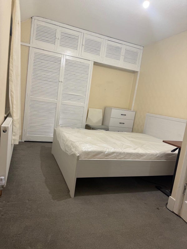 Room Riverside Road in Greater London