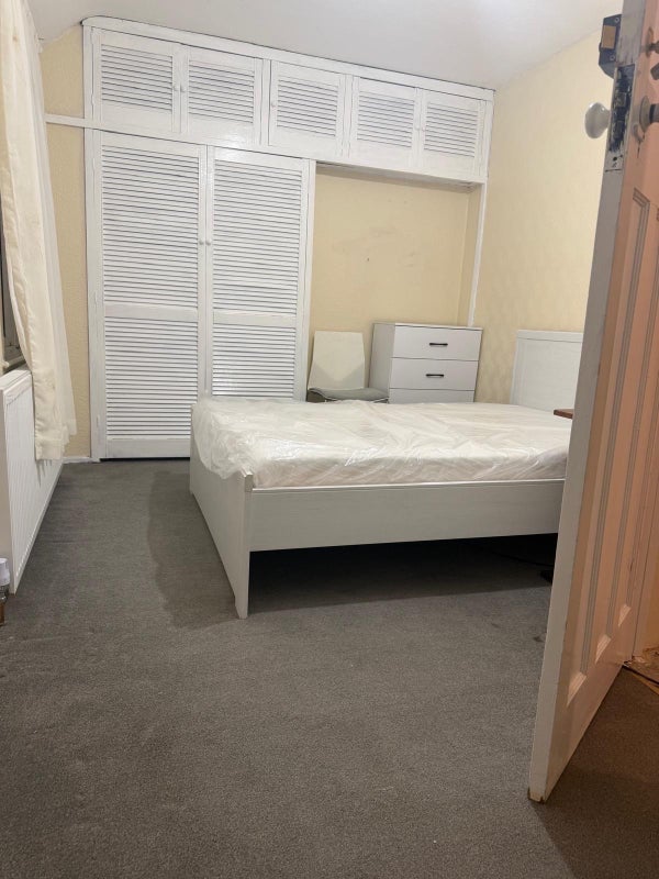 Room Riverside Road in Greater London