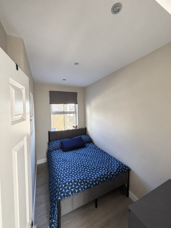 Room Battersea High Street in Greater London