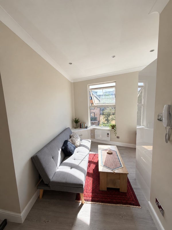 Room Battersea High Street in Greater London