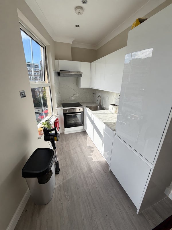 Room Battersea High Street in Greater London