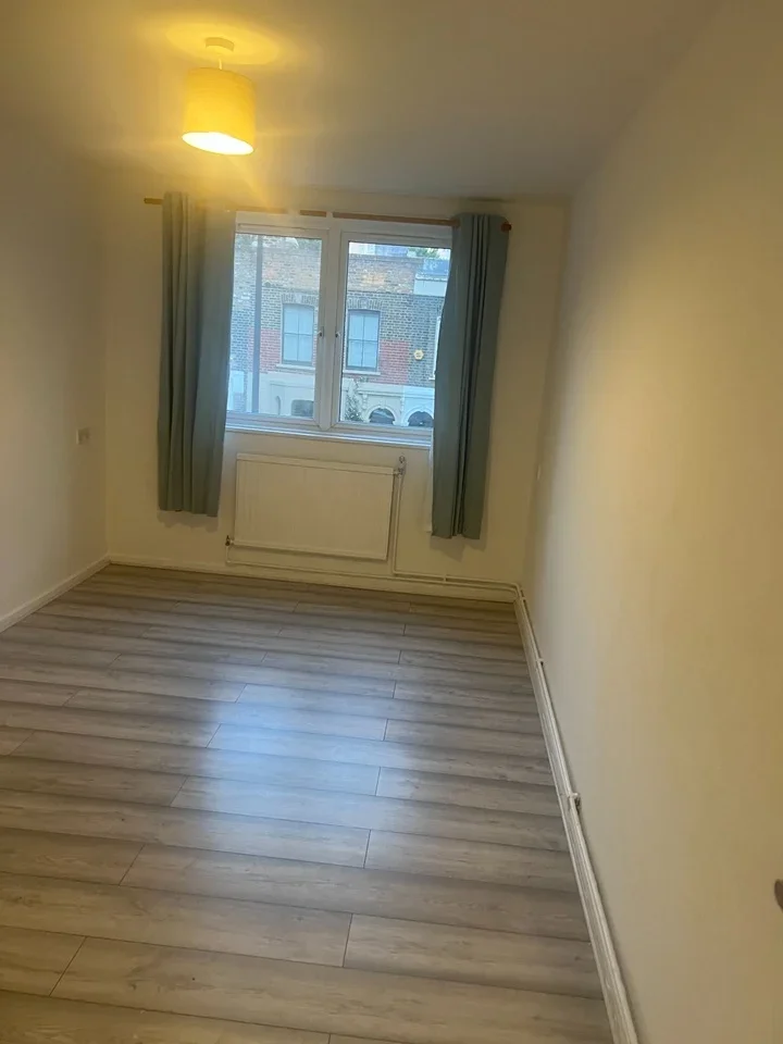 Flat Fairfoot Road in Greater London
