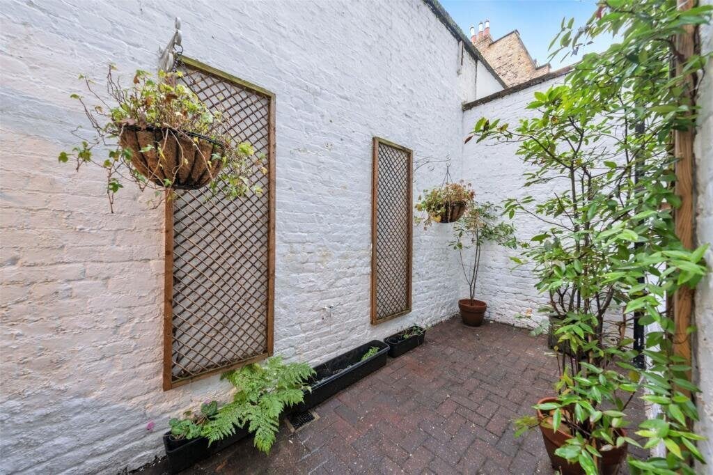 Flat Elvaston Mews in Greater London