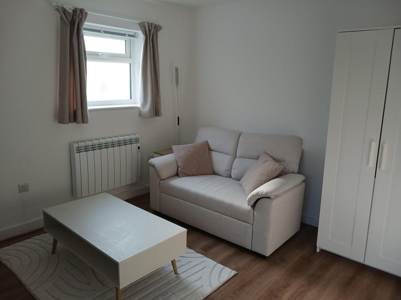 Flat Paxton Avenue in Slough