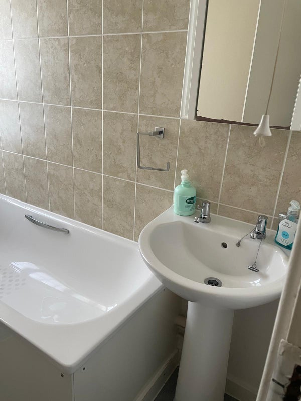 Room Powell Road in Greater London