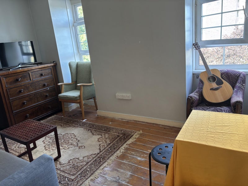 Room Powell Road in Greater London