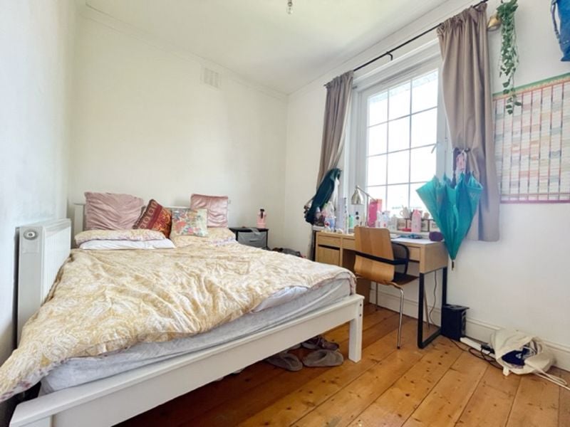 Flat Long Lane in Greater London