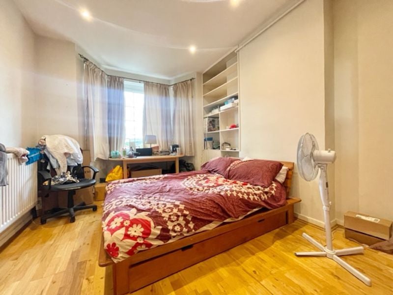 Flat Long Lane in Greater London