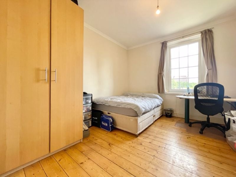 Flat Long Lane in Greater London