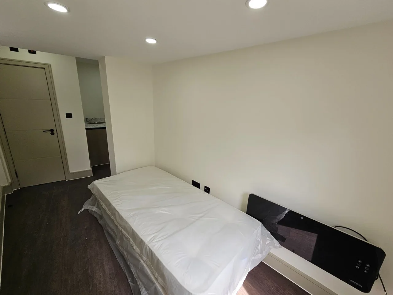 Flat Cox Lane in Greater London