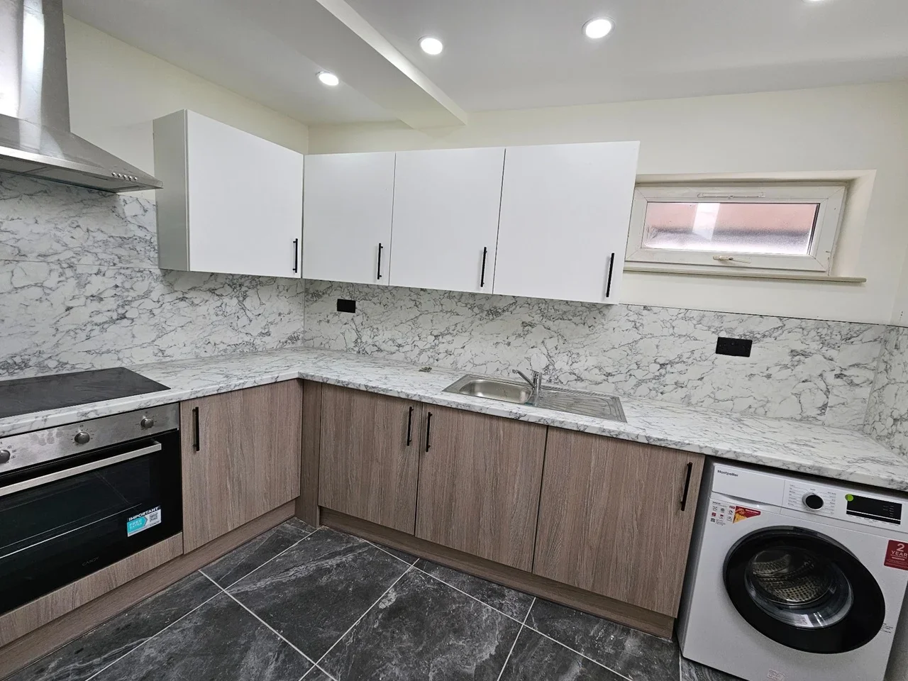 Flat Cox Lane in Greater London