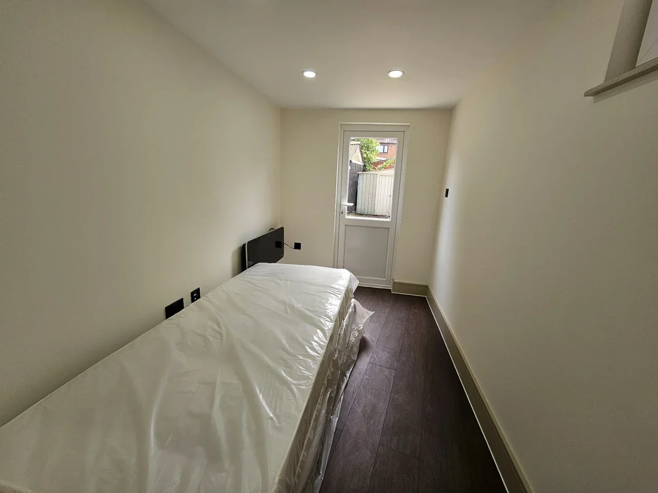 Flat Cox Lane in Greater London