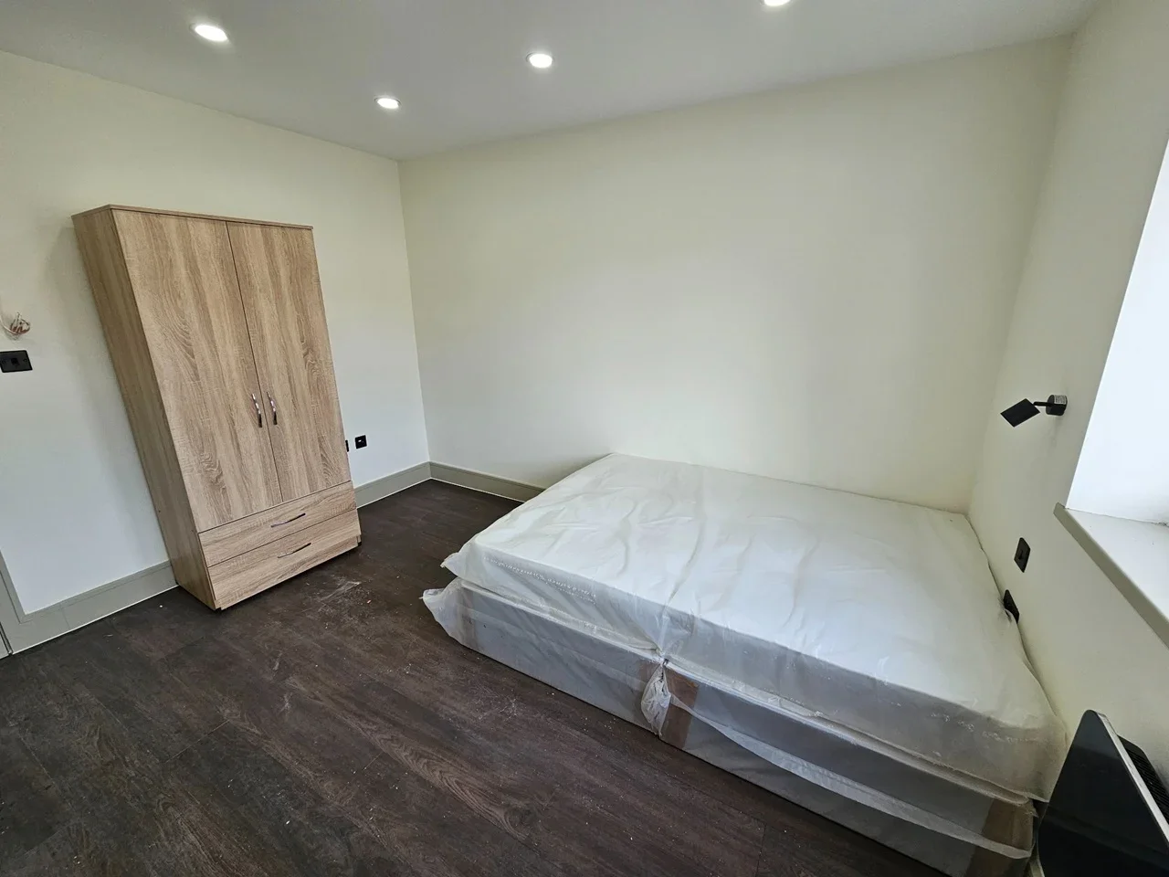 Flat Cox Lane in Greater London