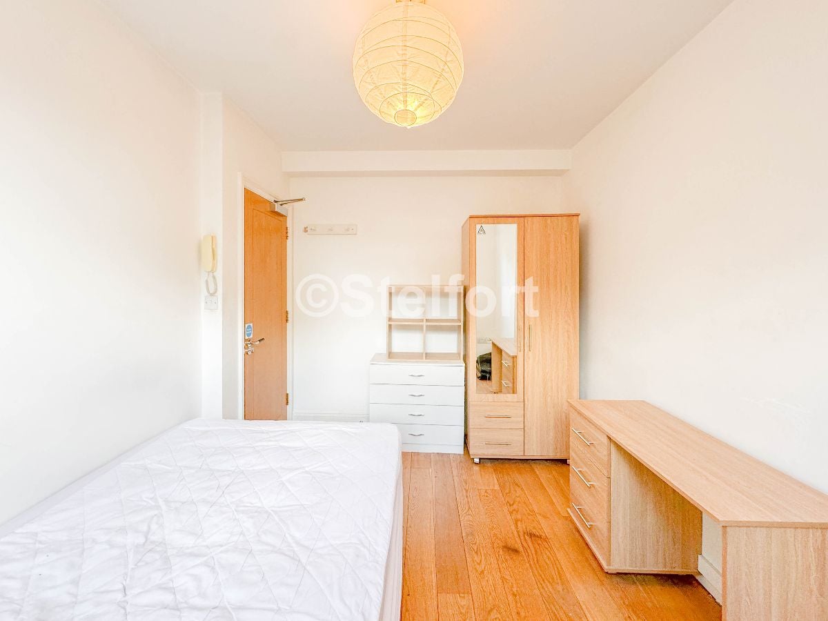 Room Brecknock Road in Greater London