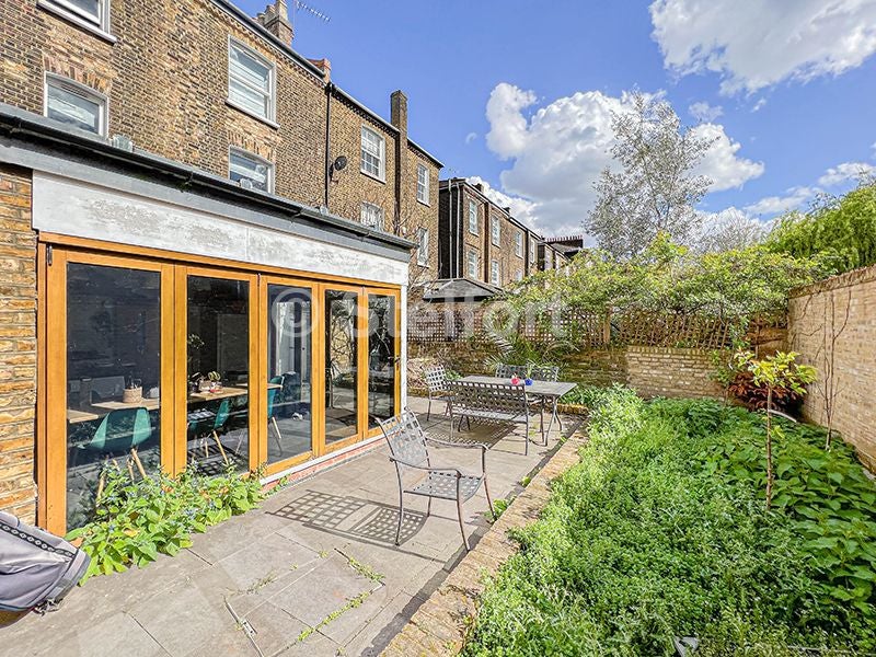 Room Brecknock Road in Greater London