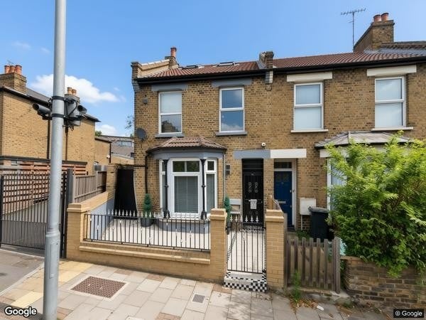 Room Kenworthy Road in Greater London