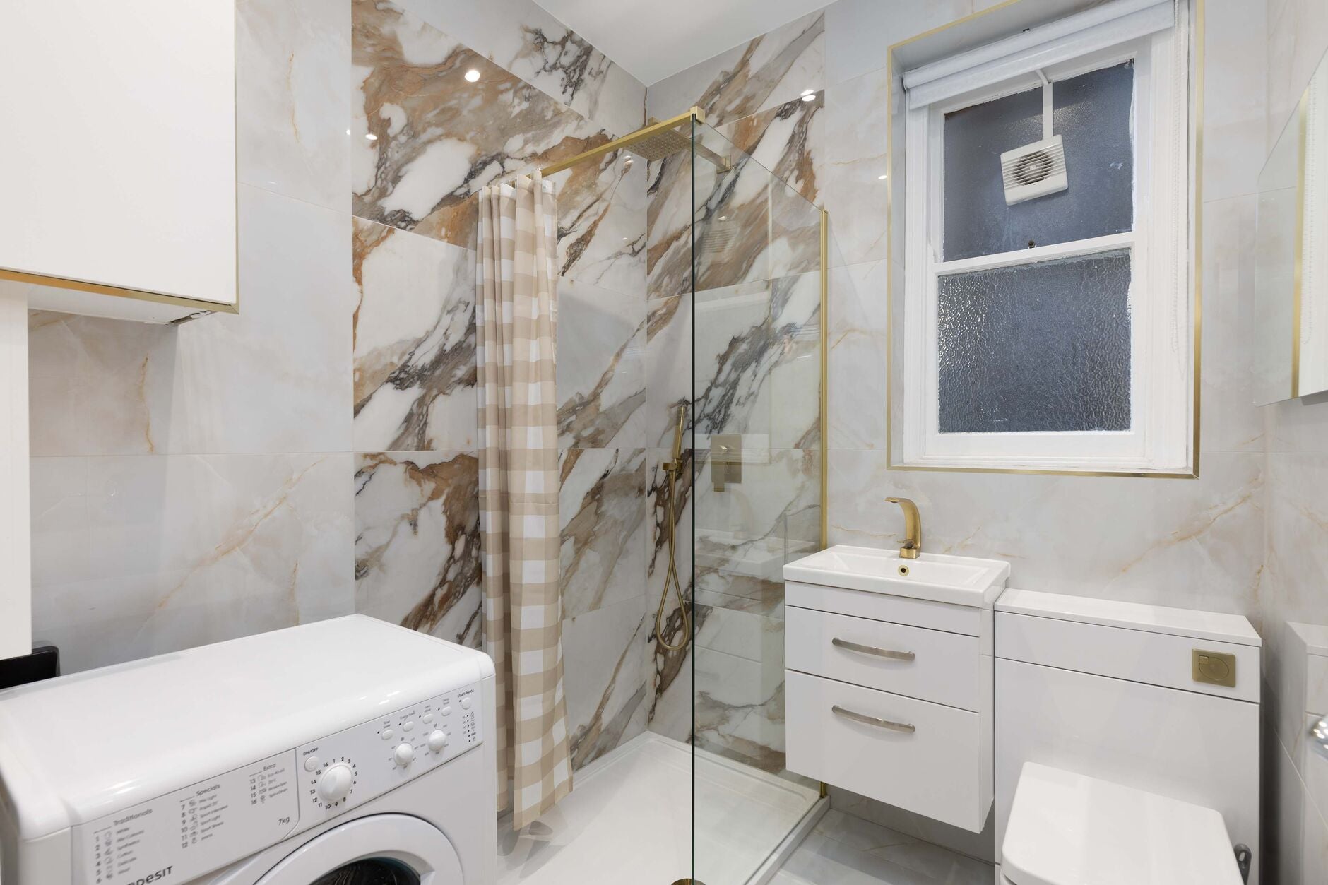 Flat Askew Road in Greater London