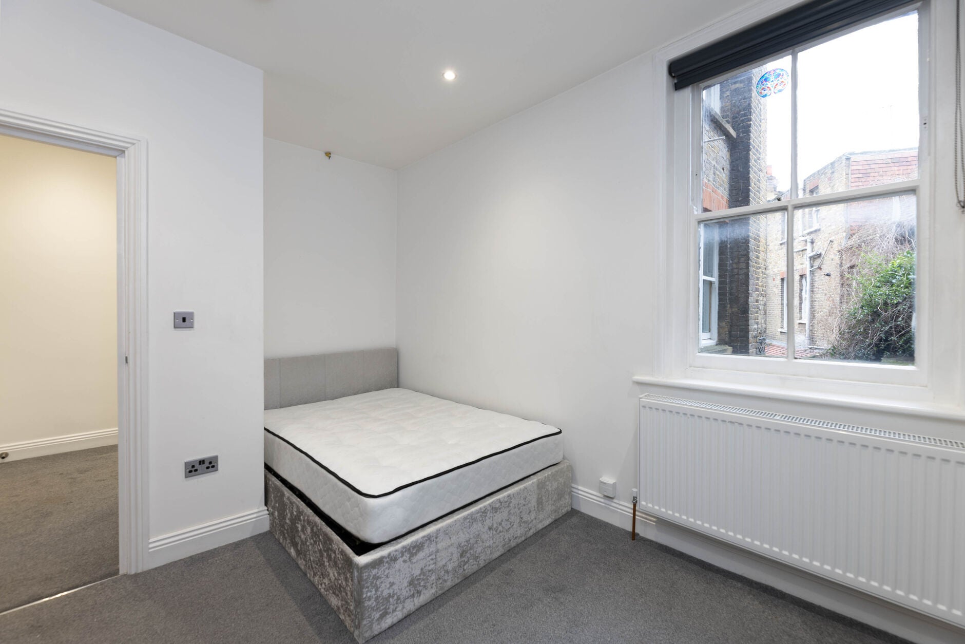 Flat Askew Road in Greater London