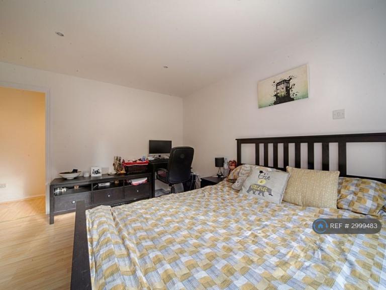 Flat Franklin Way in Greater London
