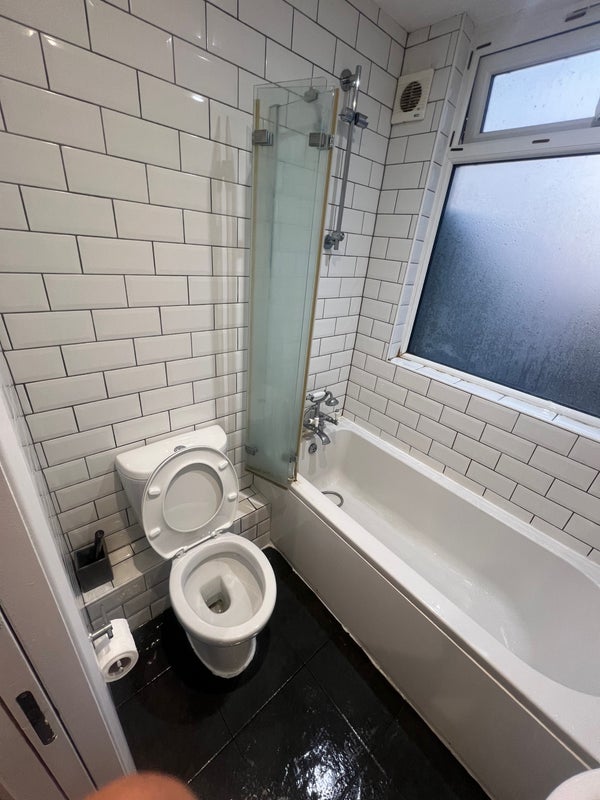 Room Valognes Avenue in Greater London
