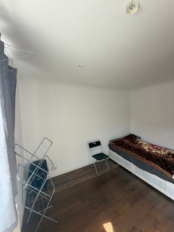 Room Valognes Avenue in Greater London