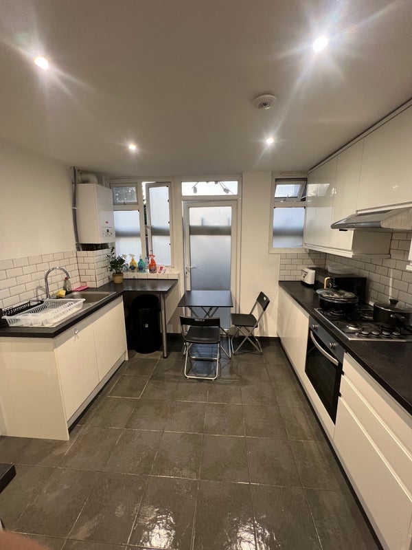 Room Valognes Avenue in Greater London