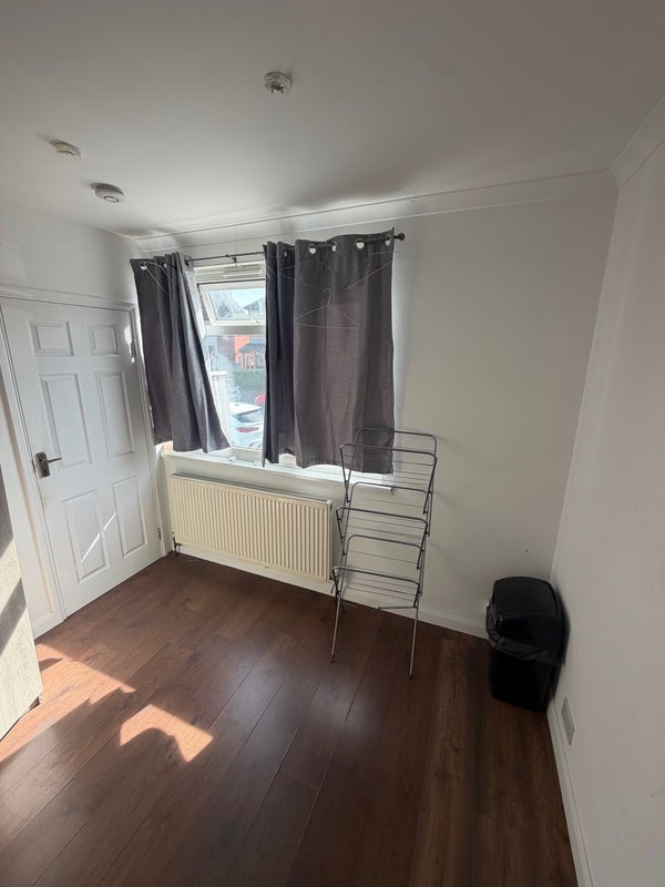 Room Valognes Avenue in Greater London