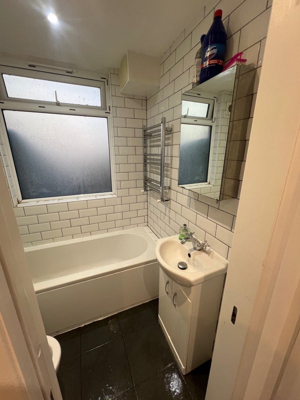 Room Valognes Avenue in Greater London