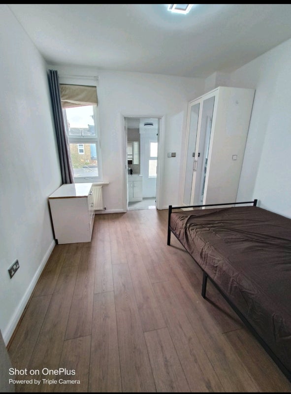 Room Burges Road in Greater London