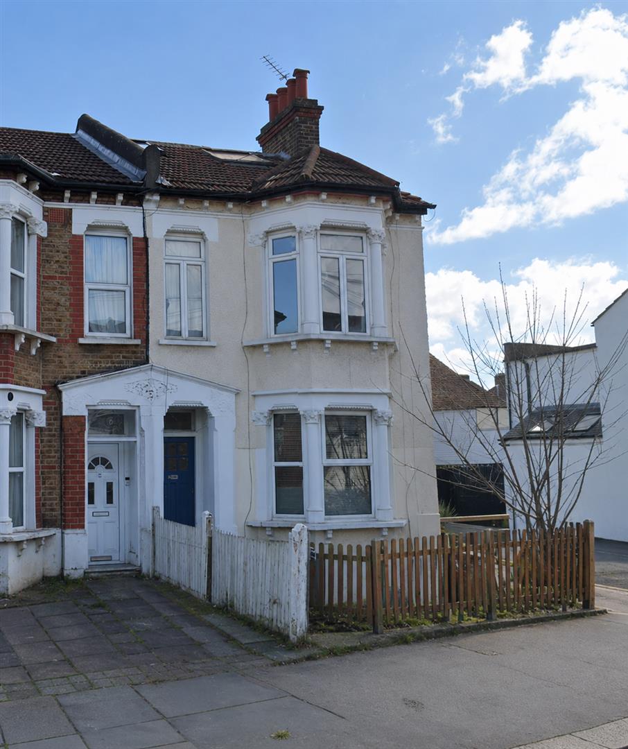Flat Lucerne Road in Greater London