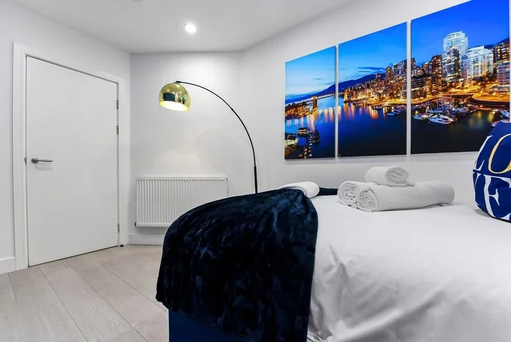 Flat Poynton Road in Greater London