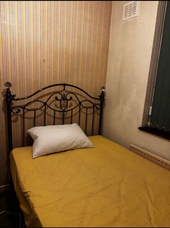 Room Merrimans Road in Bristol