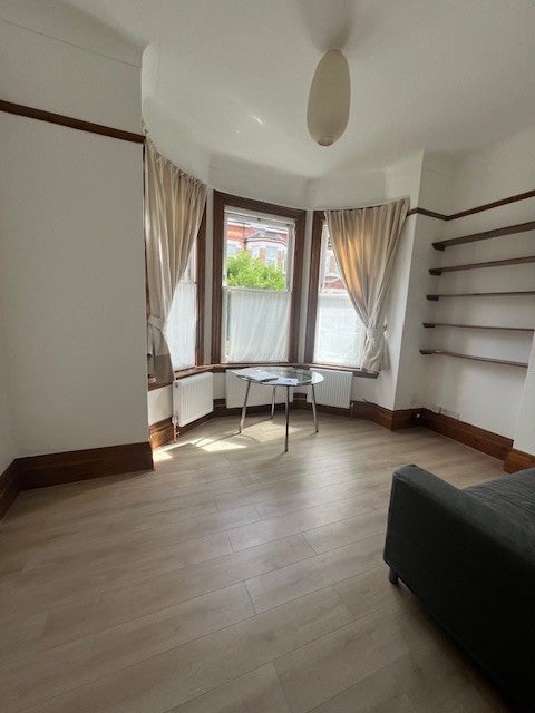 Flat Tierney Road in Greater London