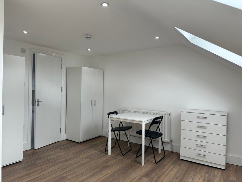 Room Downsell Road in Greater London