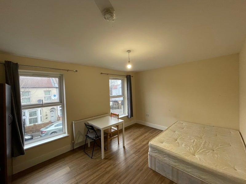 Room Downsell Road in Greater London