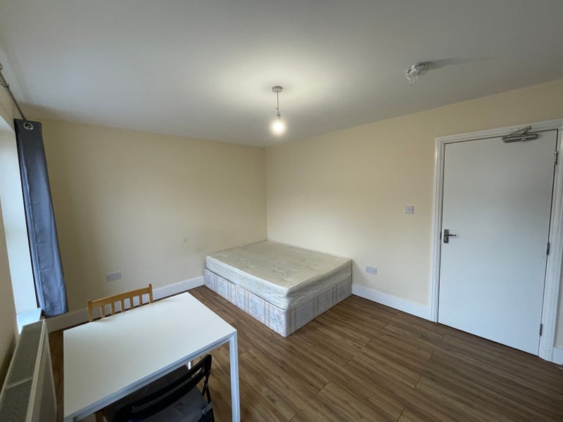 Room Downsell Road in Greater London