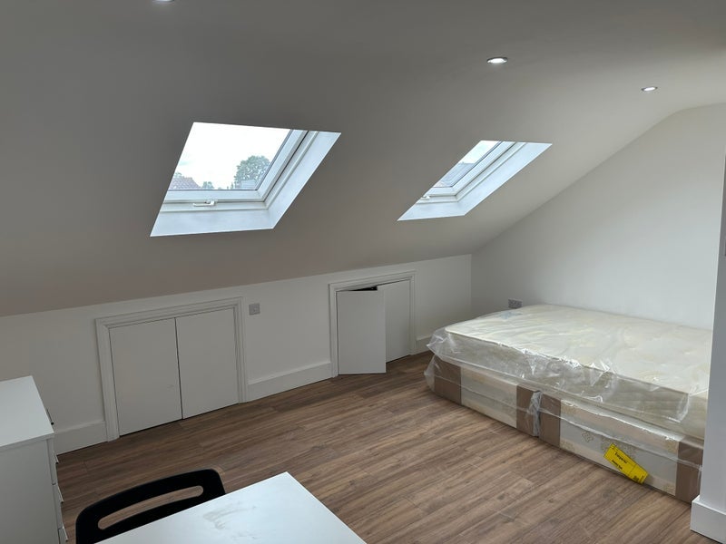 Room Downsell Road in Greater London