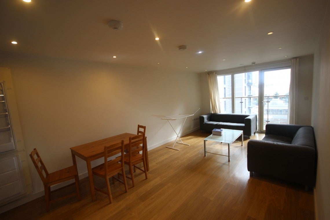 Flat Railway Terrace in Slough